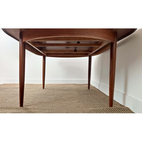 333 - G PLAN DINING TABLE, extendable design, 209cm x 11cm x 73cm at largest.