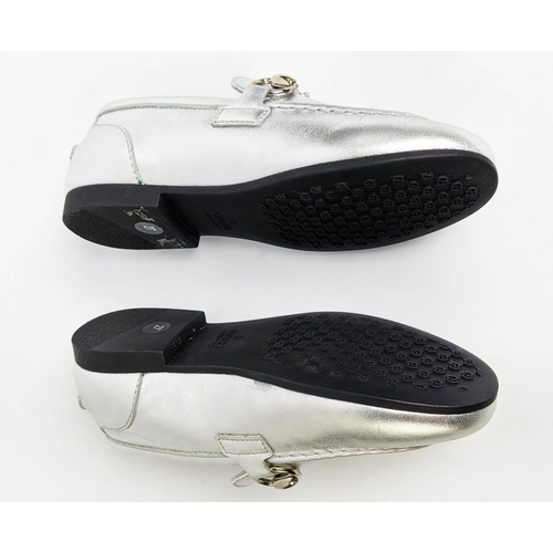 43 - GUCCI CHILDREN SNAFFLE LOAFER, silver leather with silver signature horsebit buckle, lined with cont... 