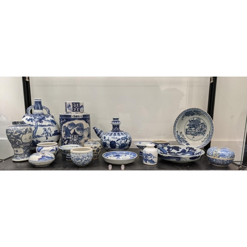 29 - CHINESE BLUE AND WHITE PORCELAIN, a collection of sixteen various pieces including a moonflask vase,... 