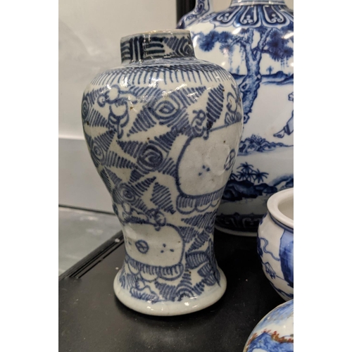 29 - CHINESE BLUE AND WHITE PORCELAIN, a collection of sixteen various pieces including a moonflask vase,... 