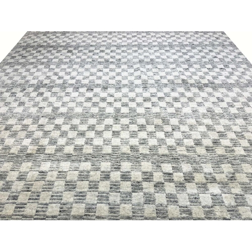 171 - FINE CONTEMPORARY WOOL CARPET, 307cm x 244cm.