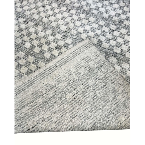 171 - FINE CONTEMPORARY WOOL CARPET, 307cm x 244cm.