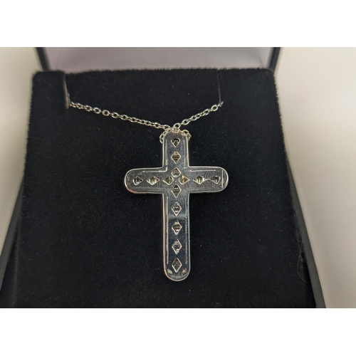 37 - A 18CT WHITE GOLD DIAMOND SET CROSS PENDANT, set with baguette cut diamonds and a border of round br... 