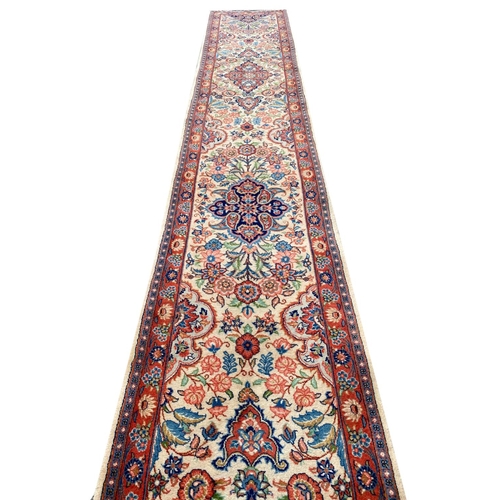 91 - FINE PERSIAN FEREGHAN RUNNER, 530cm x 70cm.