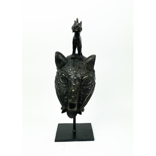 10 - BENIN LEOPARD BRONZE HEAD (Nigeria), 50cm H.