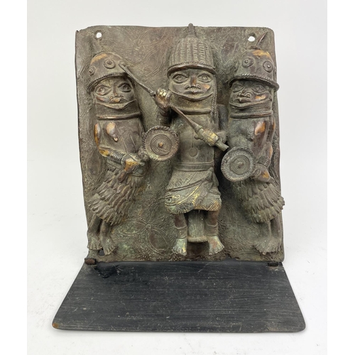 9 - PLAQUE BENIN BRONZE (Nigeria), 35cm H x 30cm.