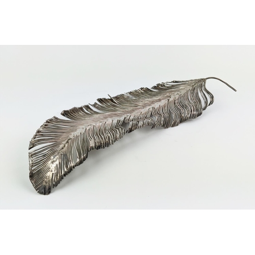 121 - YASEMEN HUSSEIN SILVER PLATED COPPER WIRE FEATHER, 40cm L.