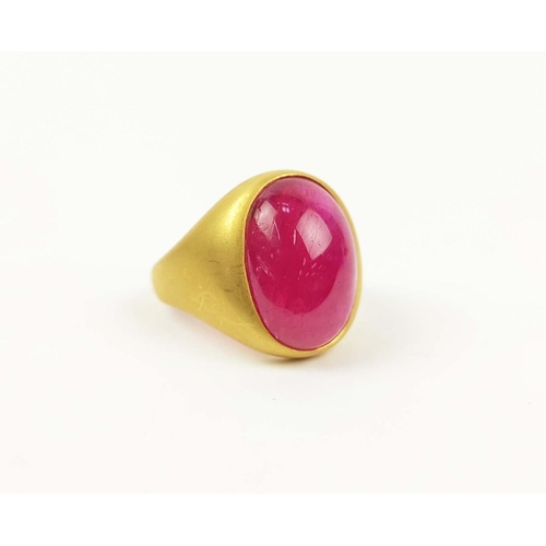 157 - AN 18CT GOLD GLASS FILLED RUBY CABOUCHON RING, the oval cabouchon of approximately 27 carats, ring s... 