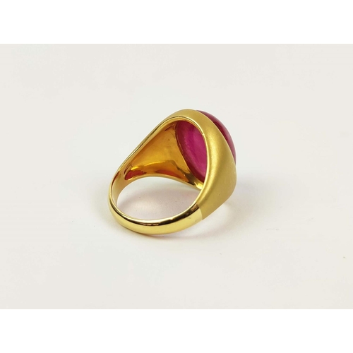 157 - AN 18CT GOLD GLASS FILLED RUBY CABOUCHON RING, the oval cabouchon of approximately 27 carats, ring s... 