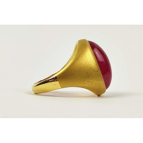 157 - AN 18CT GOLD GLASS FILLED RUBY CABOUCHON RING, the oval cabouchon of approximately 27 carats, ring s... 