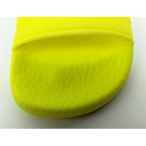 47 - GUCCI JUNIOR LOGO RUBBER SLIDERS, yellow fluo, embossed logo, rubber sole, made in Italy, size 27, w... 