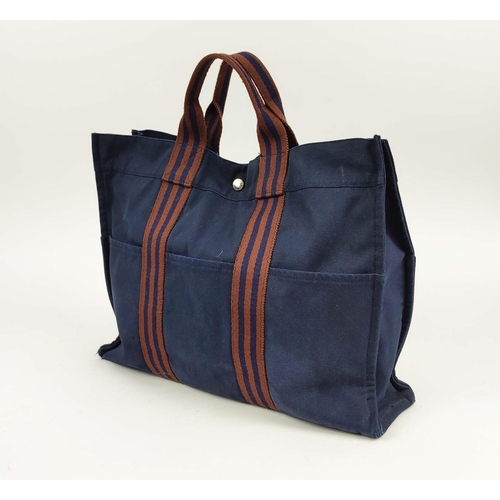 68 - HERMÈS VINTAGE DEAVILLE UNISEX TOTE BAG, blue canvas with brown/burnt stripes, snap closure, silver ... 