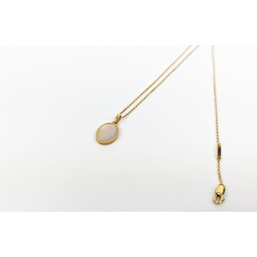 175 - AN 18CT GOLD VAN CLEEF AND ARPELS NECKLACE, with a mother of pearl oval pe3ndant, 3.92 grams.