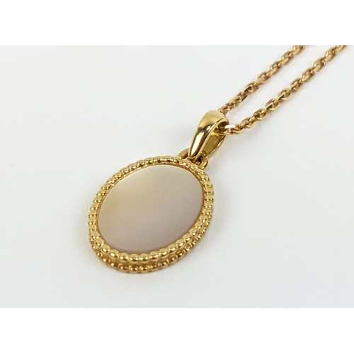 175 - AN 18CT GOLD VAN CLEEF AND ARPELS NECKLACE, with a mother of pearl oval pe3ndant, 3.92 grams.