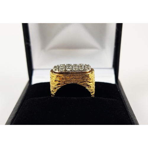 22 - A YELLOW METAL AND DIAMOND SET DRESS RING, set with three rows of round brilliant cut diamonds, rust... 