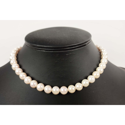 25 - A SINGLE STRAND CLASSIC ROUND PEARL NECKLACE, set with 9mm white pearls, AAA grade (approx.) high lu... 