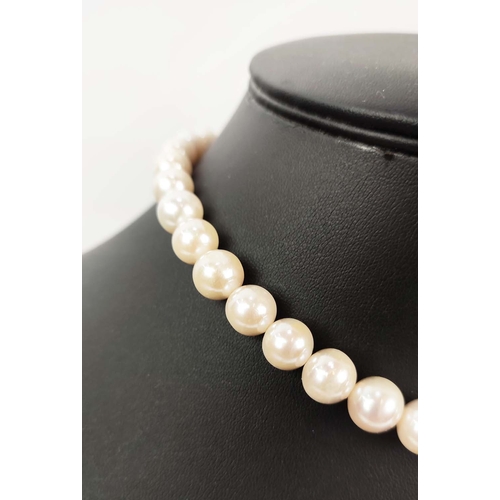 25 - A SINGLE STRAND CLASSIC ROUND PEARL NECKLACE, set with 9mm white pearls, AAA grade (approx.) high lu... 