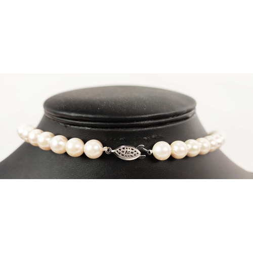 25 - A SINGLE STRAND CLASSIC ROUND PEARL NECKLACE, set with 9mm white pearls, AAA grade (approx.) high lu... 