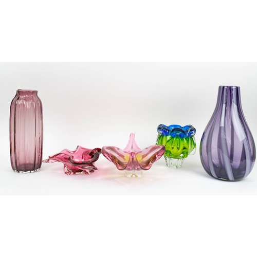 4 - QUANTITY OF MID-CENTURY ART GLASS, various vases including a flamed red lip craquelure effect vase, ... 