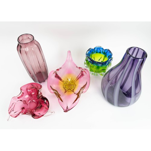 4 - QUANTITY OF MID-CENTURY ART GLASS, various vases including a flamed red lip craquelure effect vase, ... 