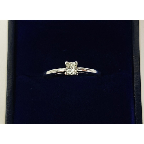 15 - AN 18CT WHITE GOLD DIAMOND SOLITAIRE RING, princess cut stone of approximately 0.28 carats, with a g... 