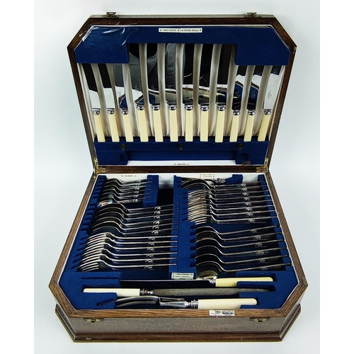 45 - A WALKER AND HALL CANTEEN OF CUTLERY, Art Deco, manufactured in Sheffield, with six place silver pla... 