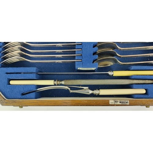 45 - A WALKER AND HALL CANTEEN OF CUTLERY, Art Deco, manufactured in Sheffield, with six place silver pla... 