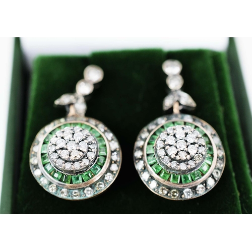 18 - A PAIR OF EMERALD AND DIAMOND PENDANT EARRINGS, rose yellow metal backs, each with a cluster of diam... 