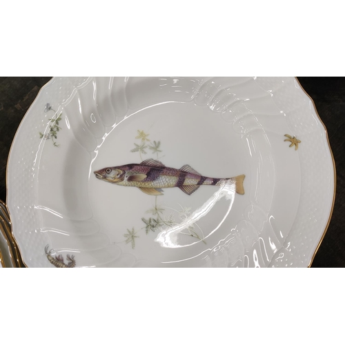 11 - A RICHARD GINORI ICHTHYOLOGICAL PORCELAIN DINNER SERVICE, comprising 24 dinner plates, 30 soup bowls... 