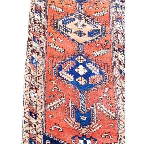 139 - ANTIQUE NORTH WEST PERSIAN HERIZ LONG RUNNER, 500cm x 80cm.