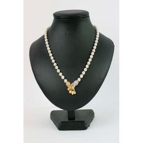 37 - AN 18CT GOLD AND PEARL SINGLE STRAND NECKLACE, fitted with 6mm round cultured white pearls, the pend... 