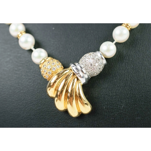 37 - AN 18CT GOLD AND PEARL SINGLE STRAND NECKLACE, fitted with 6mm round cultured white pearls, the pend... 