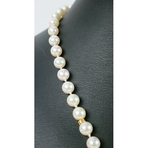 37 - AN 18CT GOLD AND PEARL SINGLE STRAND NECKLACE, fitted with 6mm round cultured white pearls, the pend... 