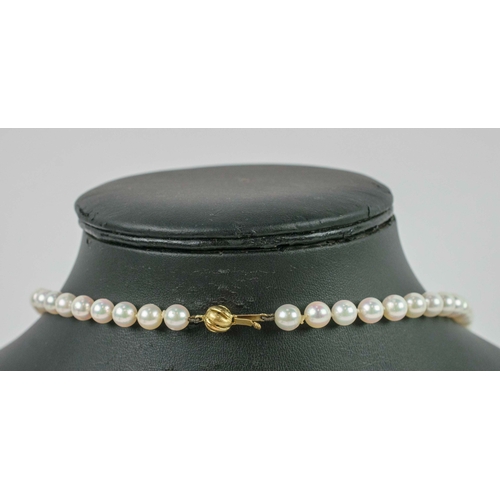 37 - AN 18CT GOLD AND PEARL SINGLE STRAND NECKLACE, fitted with 6mm round cultured white pearls, the pend... 