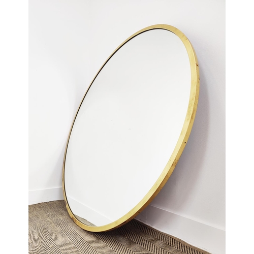 578 - A LARGE CIRCULAR GILT FRAMED WALL MIRROR, 137cm diam.