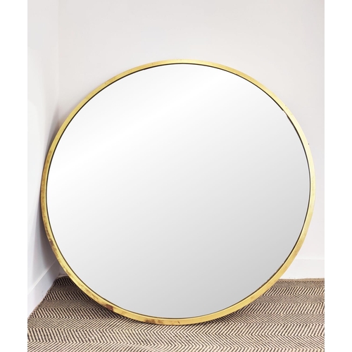 578 - A LARGE CIRCULAR GILT FRAMED WALL MIRROR, 137cm diam.