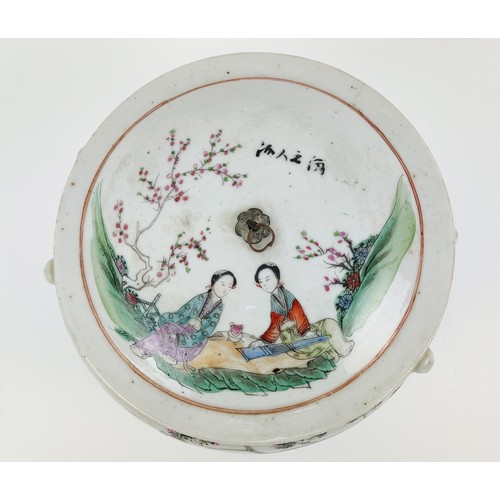 22A - A 20TH CENTURY CHINESE FAMILLE VERTE BASIN, jar with lid and two sancai glazed parrots. (4)