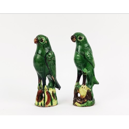 22A - A 20TH CENTURY CHINESE FAMILLE VERTE BASIN, jar with lid and two sancai glazed parrots. (4)