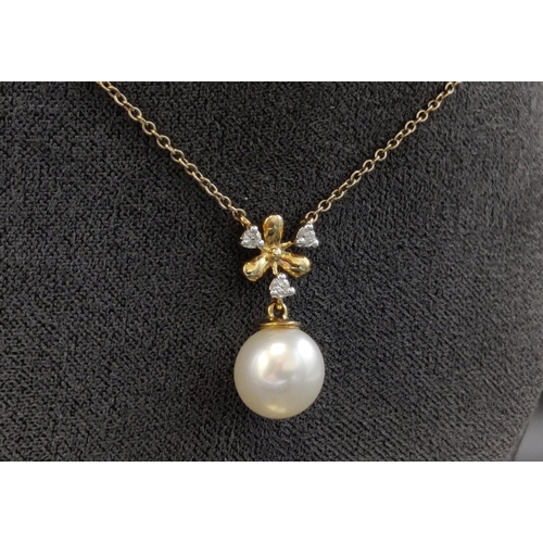 38 - A 9CT YELLOW GOLD CULTURED PEARL AND DIAMOND NECKLACE, icicle design, the pendant set with three dia... 