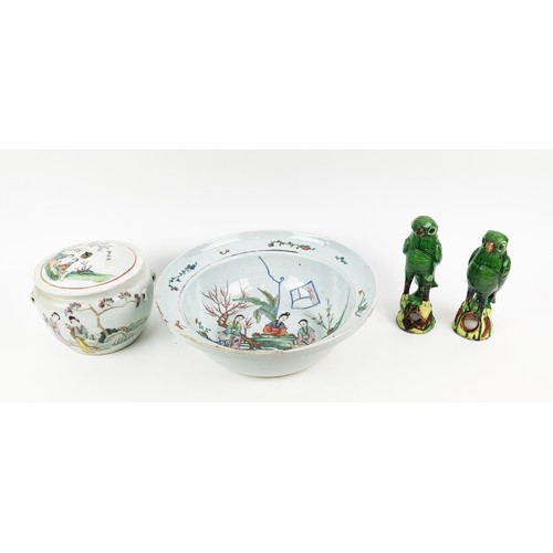 29 - A 20TH CENTURY CHINESE FAMILLE VERTE BASIN, jar with lid and two sancai glazed parrots. (4)