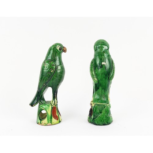 29 - A 20TH CENTURY CHINESE FAMILLE VERTE BASIN, jar with lid and two sancai glazed parrots. (4)