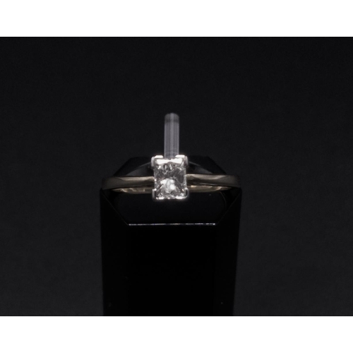 32 - AN 18CT YELLOW GOLD DIAMOND SOLITAIRE RING, the princess-cut diamond of approximately 0.44 carats, w... 