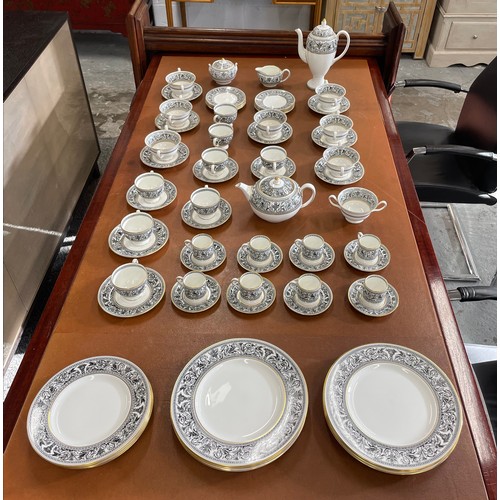 31 - WEDGEWOOD' FLORENTINE' PART DINNER SERVICE, comprising eight dinner plates, six salad plates, eight ... 