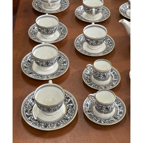 31 - WEDGEWOOD' FLORENTINE' PART DINNER SERVICE, comprising eight dinner plates, six salad plates, eight ... 