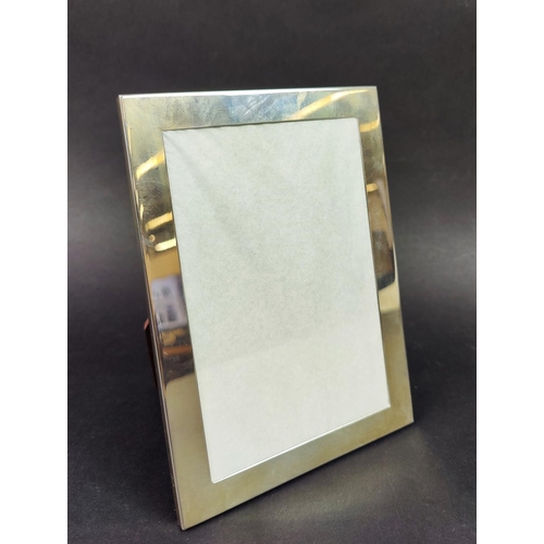 60 - A TIFFANY & CO. STERLING SILVER PHOTOFRAME, 18cm high, 13cm wide, complete with original box and pou... 