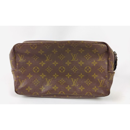 31 - LOUIS VUITTON HOLDALL, washbag and suit carrier. (3)