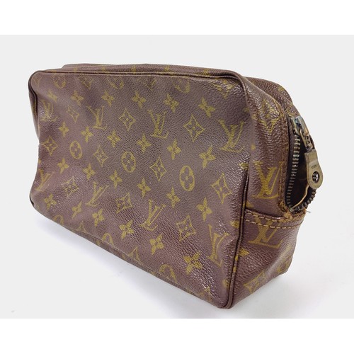 31 - LOUIS VUITTON HOLDALL, washbag and suit carrier. (3)