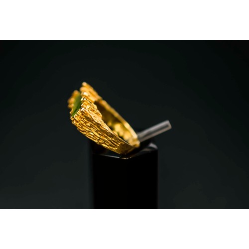 33 - 9CT GOLD AND JADE RING, hallmarked 'AJ Ld', London 1973, of abstract textured design with rectangula... 