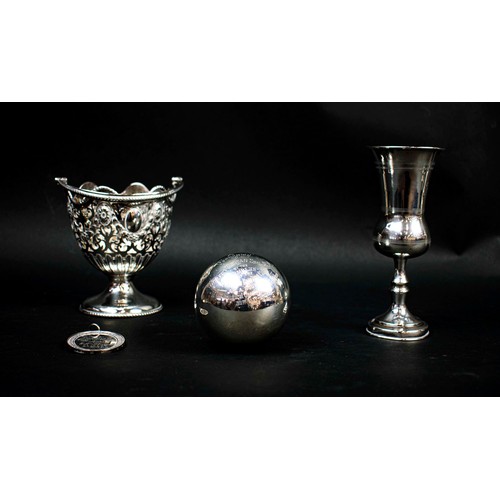 22 - QUANTITY OF SILVER, including a Garrard and Co small Armada dish approx 8oz, a commemorative silver ... 