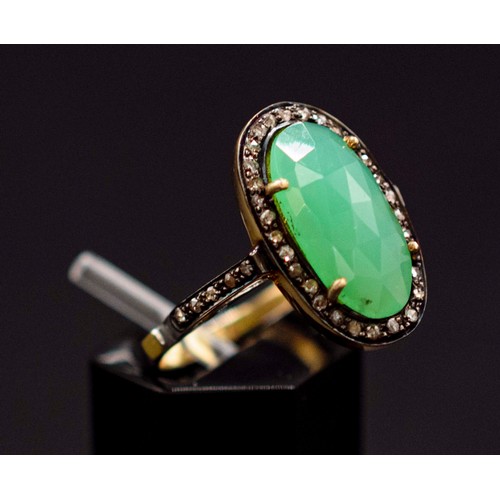 31 - DRESS RING SET, with a central chrysoprase and rose-cut diamonds in silver gilt, oval cabochon chrys... 